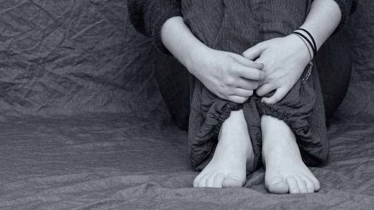 desperate, sad, depressed, feet, hands, crossed, hopeless, loss, worries, teenager, despair, depression, tormented, torment, sadness, grief, fear, anxious, defenseless, alone, lonely, bullying, emotion, person, human, problem, black-and-white, pulled back